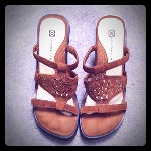 Ellemeno retro sandals size 8. Tan